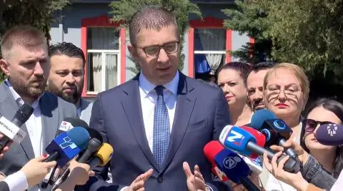 Премиерот Мицкоски во посета на ООУ „Љубен Лапе“ во Аеродром