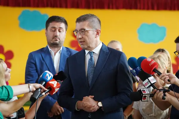 Проблемот од минатото се решава, учебниците се доставуваат навреме