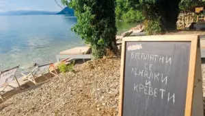 ФОТО | „Грчки систем“ и на охридските плажи — бесплатна лежалка со нарачани пијалак или храна
