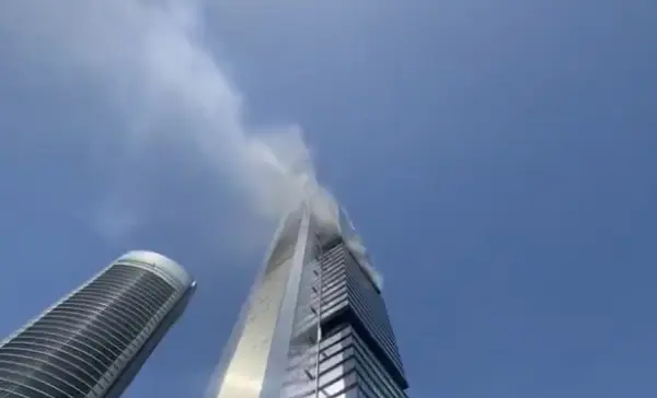 (Видео) Пожар во облакодер во Мадрид, евакуирани стотици лица