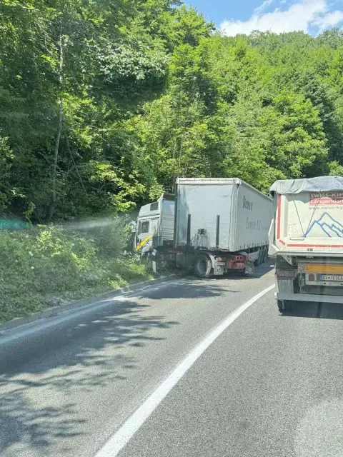 Излетан товарен камион предизвика отежнат сообраќај кај Стража