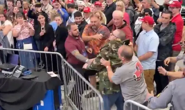 (Видео) Демонстрант го прекина говорот на Трамп и му викаше „педофил“ на митинг, обезбедувањето го исфрли надвор