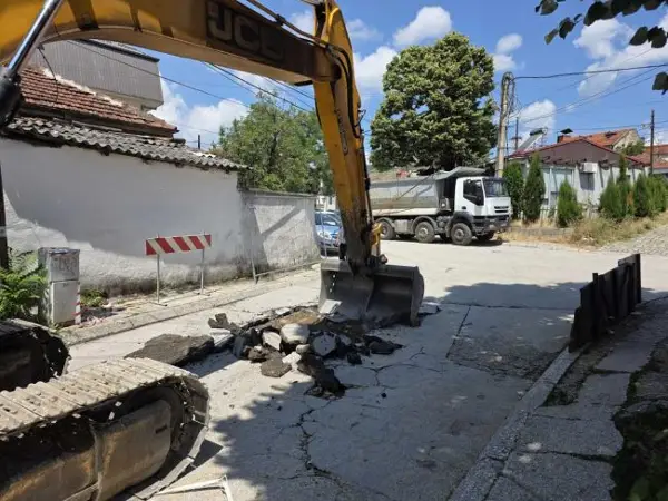 ОТКАКО ДОЖДОТ ЈА РАЗОРИ, ПОЧНА РЕКОНСТРУКЦИЈАТА НА УЛИЦАТА „ДЕБАРСКА“ ВО БИТОЛА, ОД ОПШТИНАТА ВЕЛАТ ПРЕД ДВЕ ГОДИНИ ПОЧНАЛЕ СО ПОДГОТОВКА НА ДОКУМЕНТАЦИЈАТА