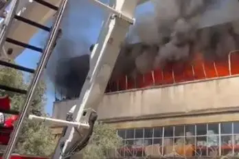 ГОЛЕМ ПОЖАР ја зафати Атина, гори 16 ЧАСА!