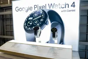 (ФОТО/ВИДЕО) Излезе од дното на океанот: Новиот паметен часовник на Google протече на неверојатен начин