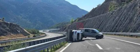 Се преврте приколка од товарно возило на автопатот кон Гевгелија, причинета материјална штета