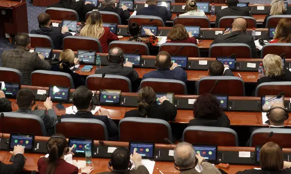 Жестока дебата меѓу власта и опозицијата во Собранието за измените на Законот во основното образование