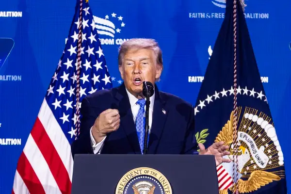 Трамп ѝ се заканува на Европа со 100% царини- ЕУ: Решително ќе реагираме