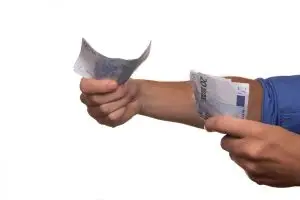 Гостиварец дал 1.200 евра да си купи возачка, но го излажале