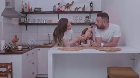 Химна на секој родител: Слушнете ја новата емотивна балада на Стефан Величковски