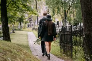 Погребите и гробиштата како нови места за запознавање? Младите велат „да“