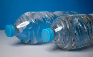 Германците се колнат во овој трик — со обично шише вода го ладат домот без клима