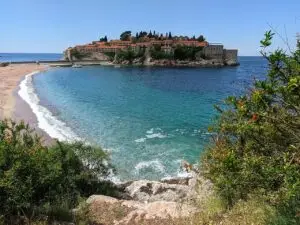 На само неколку часа од Македонија — овие плажи се гаранција за чиста вода и безбедност со „Сино знаме“ во Црна Гора