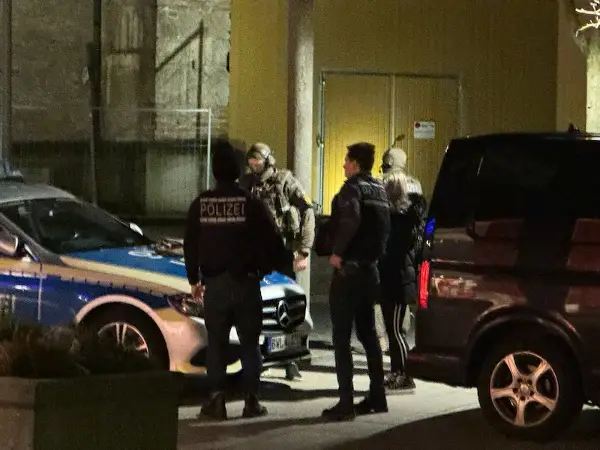 Најмалку пет лица се убиени во пукање во Германија