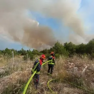 ЦУК: До 18:00 часот регистрирани 11 пожари на отворен простор, од кои еден е активен, а 10 изгаснати