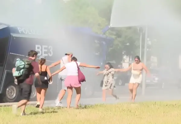 Видео: Берлинската полиција со водени топови ги разладува граѓаните и туристите