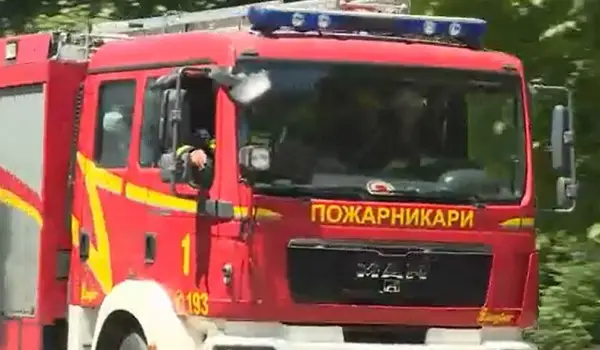 Пожар на дива депонија во Шуто Оризари, во тек е интервенција на пожарникарите