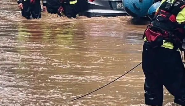 Повеќе од десет лица загинаа во поплавите во Брегот на Слоновата Коска