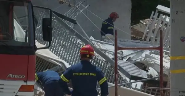 Станбена зграда се урна во Атина, спасувачите пронајдоа четири лица во урнатините