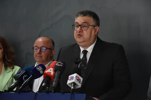 ПЛАТИ ПОВИСОКИ ЗА 40 ОТСТО, КРАЈ НА ВЕЧНИТЕ В.Д. ФУНКЦИОНЕРИ Минчев ги сумираше двете години реформи во администрацијата