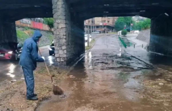 (Видео) Повеќе од 1.000 работници се на терен по поројниот дожд, булеварите се проодни, нема жртви, вели скопскиот градоначалник 