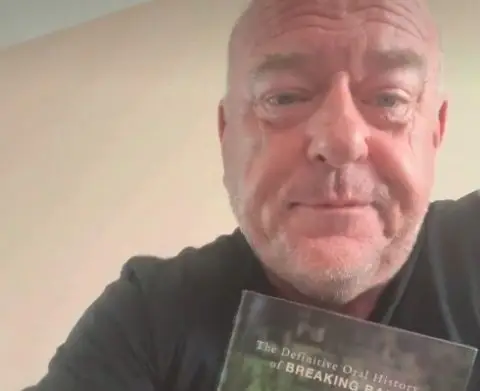 Актер напиша книга за серијата „Breaking Bad“: Откри непознати детали од снимањето