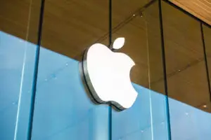 Apple ризикува сè: Трамп забранува делови за новиот iPhone?