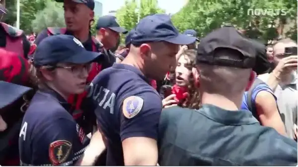 (Видео) Хаос во Албанија: Оклопни возила пред парламентот, јајца и брашно врз пратениците