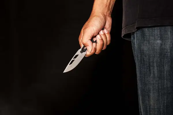 Три лица претепале малолетник и го избоделе со нож во населба Ченто