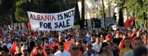 Почнуваат судирите.Албанската полиција употреби солзавец за да ги растера демонстрантите пред парламентот