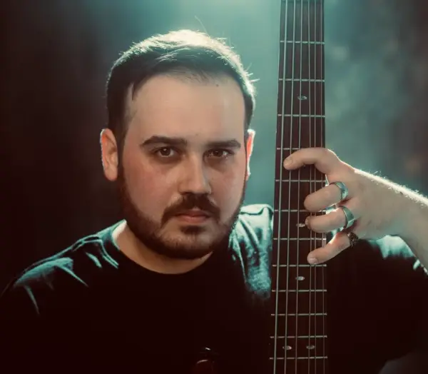 Иван Кукиќ  Sound Therapy го претставуваат синглот и видеоспотот „Зачаран круг“