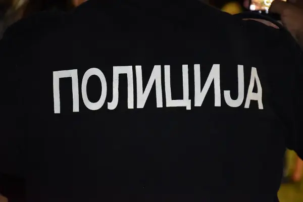 Гостиварец им влегол со возило во двор, па ја нападнал сопругата