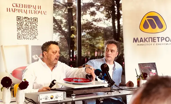 Само Дац и Александар имаат црвен винил на естрадата – постхумно му ја подарија на Драган Б. Костиќ