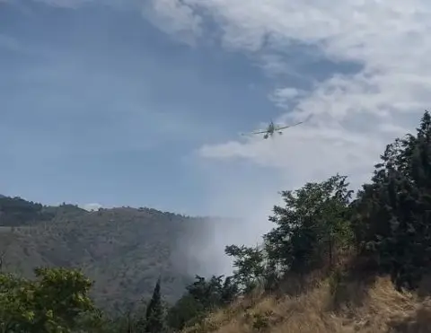 (ВИДЕО) Воздушна интервенција го локализираше пожарот во Штип кај тврдината Исар