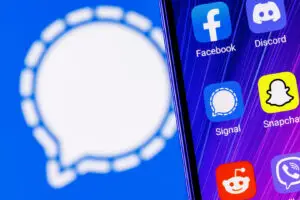 Руски хакери масовно го напаѓаат Signal: FBI открива нова измама, мета се илјадници луѓе
