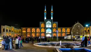 Во Иран приведена жена која се шетала по долна облека