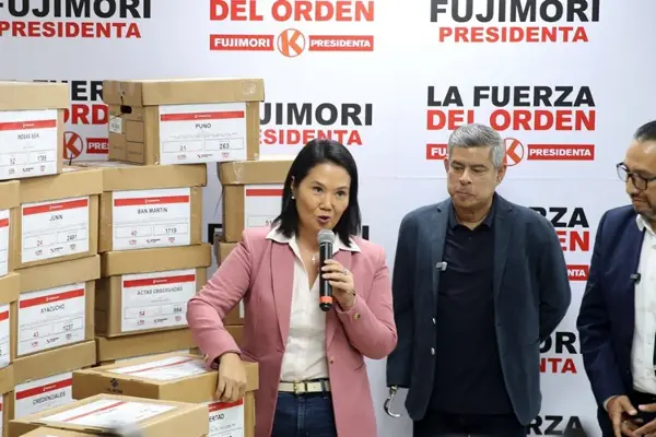 ПЕРУ ГО ТРЕСЕ ПОЛИТИЧКИ СКАНДАЛ, ОБВИНЕНИЈА ЗА ИЗБОРЕН ФАЛСИФИКАТ Кеико Фуџимори победи „за влакно“ и стана претседателка