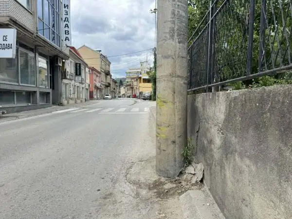 Битолски таксист удрил во бетонска бандера и повредил двајца патници на ул.„Никола тесла“ Во Битола