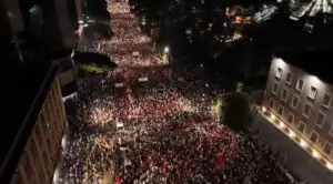 Масовен протест во Тирана, стотици илјади демонстранти маршираа низ албанската престолнина