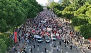 ВИДЕО: Најмасовен протест во Тирана, демонстрантите однесоа бетонска торта за Рама