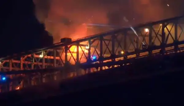 (Видео) Пожар избувна на Бруклинскиот мост за време на огнометот по повод Денот на независноста на САД