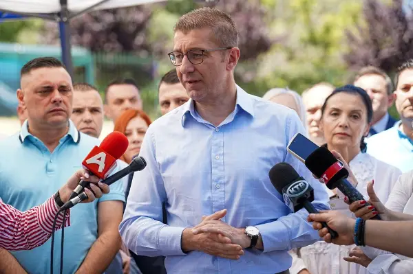 МИЦКОСКИ ПРИФАЌА ГЛАСОВИТЕ НА ДИЈАСПОРАТА ДА ДОАЃААТ ПО ПОШТА И ДА ИМА ЕДНА ИЗБОРНА ЕДИНИЦА  Опозицијата сега бара повеќе пари за реклама и гласање во ДИК со консензус