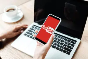 Зависност или профит? YouTube и Meta се соочуваат со историски казни поради деца