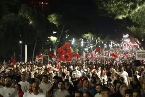 Во Тирана синоќа се одржа историски најмасовен протест, демонстрантите донесоа бетонска торта за роденденот на Рама
