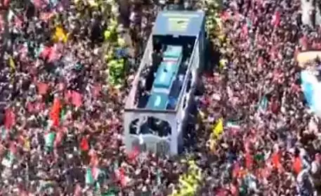 Милиони луѓе на погребната поворка на ајатолахот Али Хамнеи во Техеран (ВИДЕО)