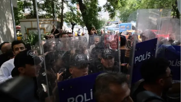 Полицијата во Анкара блокира и приведе демонстранти што протестираа против НАТО