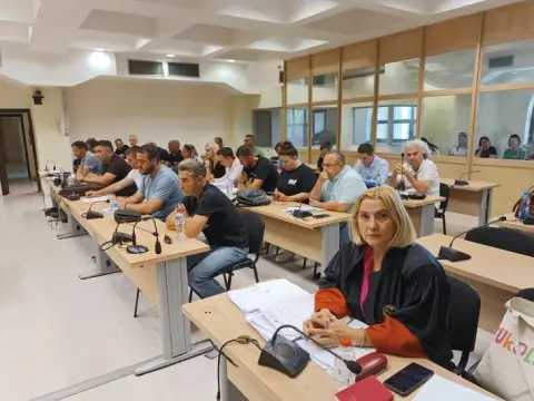 Судење на 13 полицајци за трагедијата во „Пулс“: Сослушани сведоци, прикажани видео – снимки од внатрешноста на дискотеката за време на пожарот