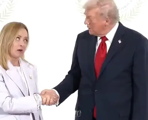 Трамп се ракуваше со Мелони, таа превртуваше со очите
