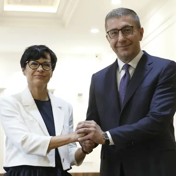 Марта Кос и Христијан Мицкоски во усогласен моден избор: Белото и тегет во фокус