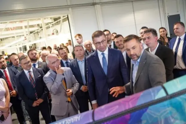 МИЦКОСКИ ВО БИТОЛА: Посета на фабриката „Кромберт и Шуберт“ и увид во реконструкцијата на училиштето „Коле Канински“